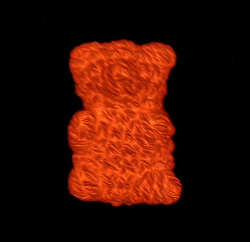 Háčkovaný přívěsek gumový medvídek s pískátkem svítící ve tmě bílý/červený
