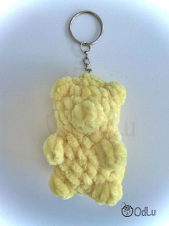 Háčkovaný přívěsek gumový medvídek s pískátkem žlutý